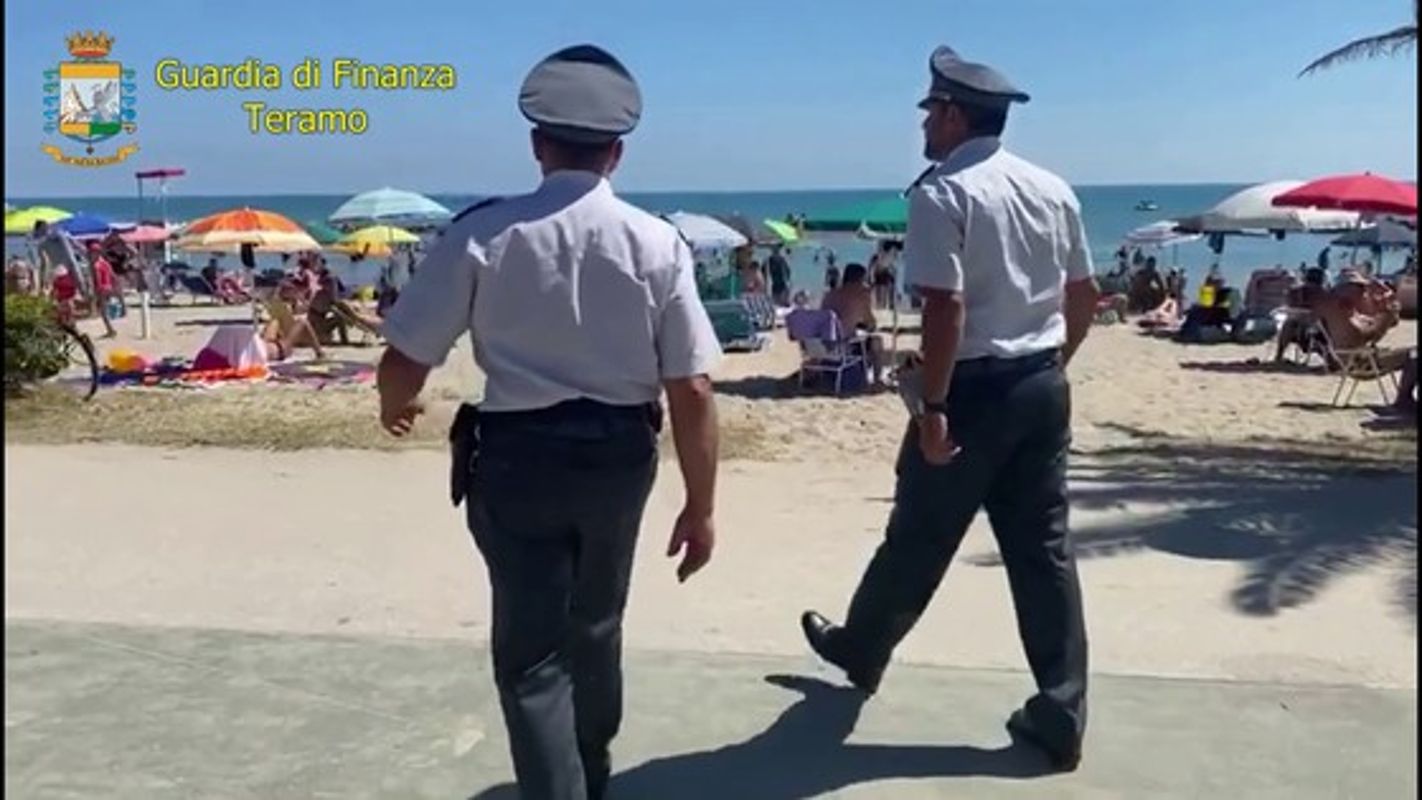 Finanzieri intervenuti sulla spiaggia a Gaeta multando lo stabilimento che chiedeva il pedaggio per transitare