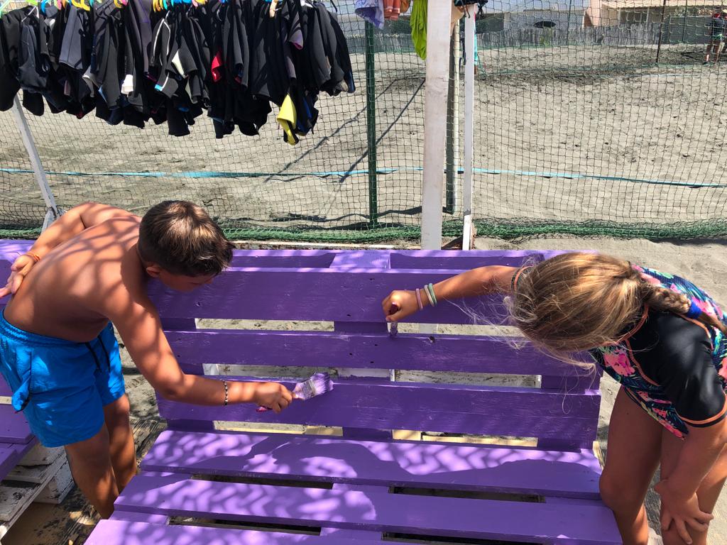 inaugurate le panchine viola in spiaggia