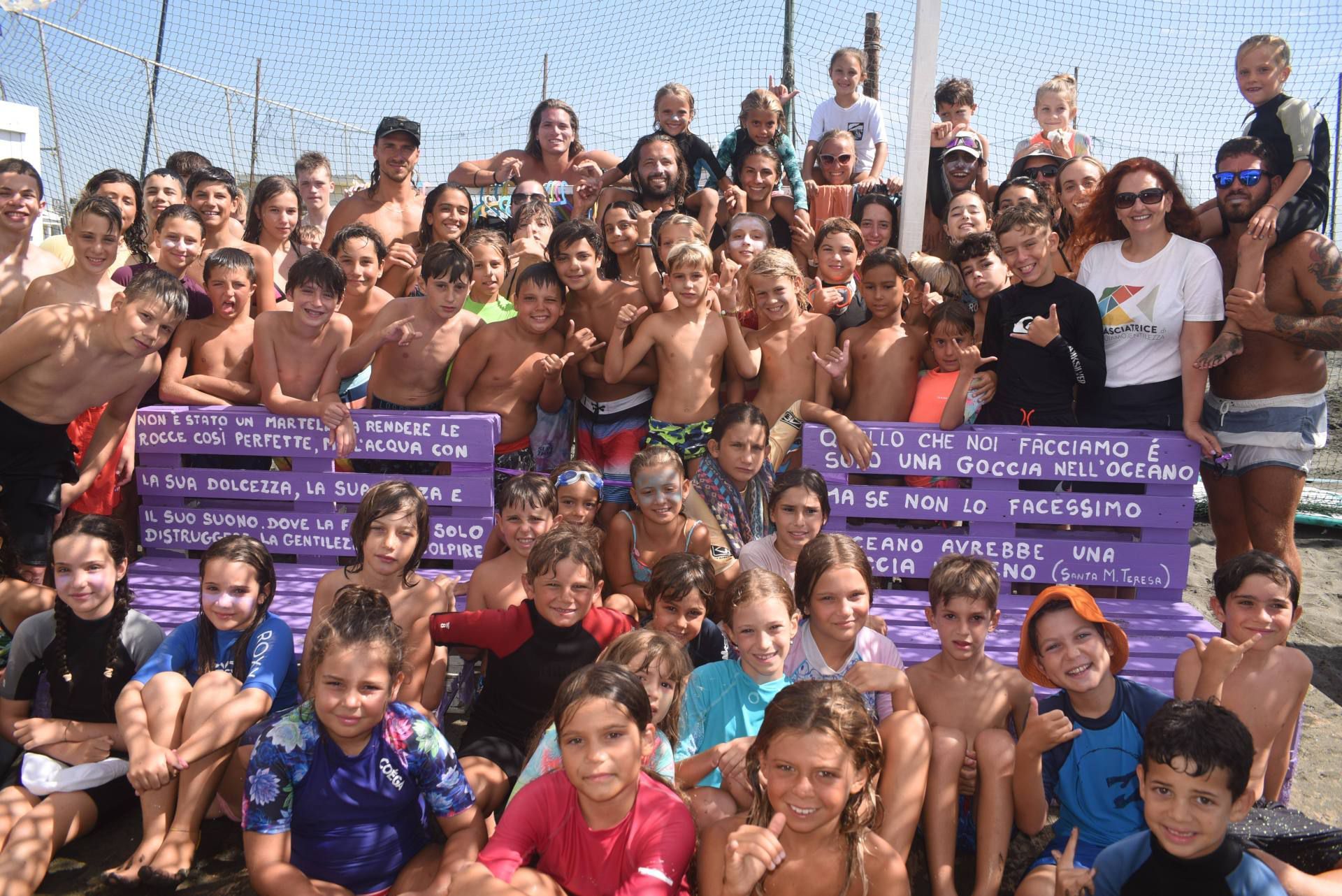 inaugurate le panchine viola in spiaggia