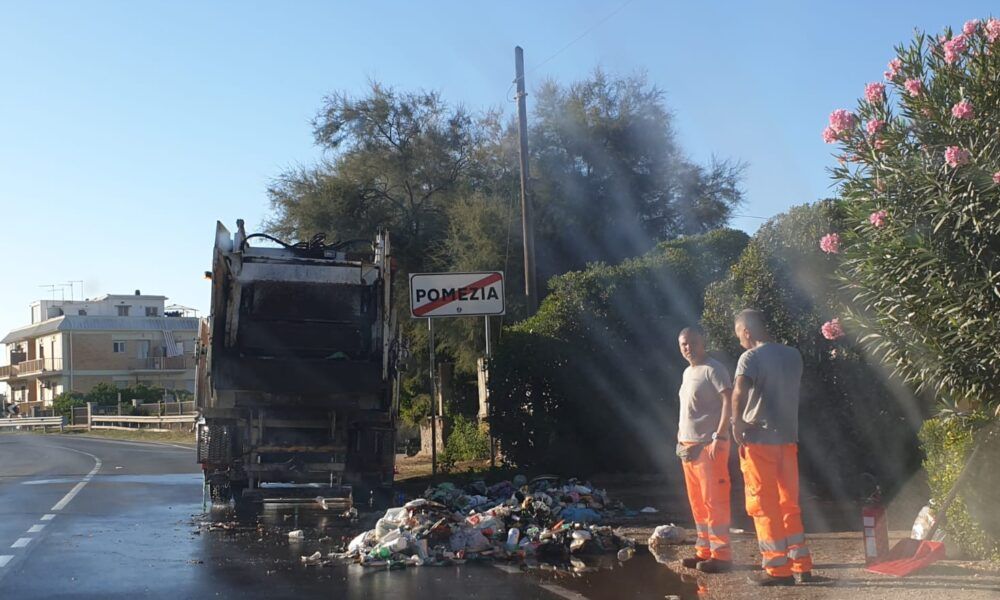 incendio mezzo raccolta rifiuti a Torvaianica