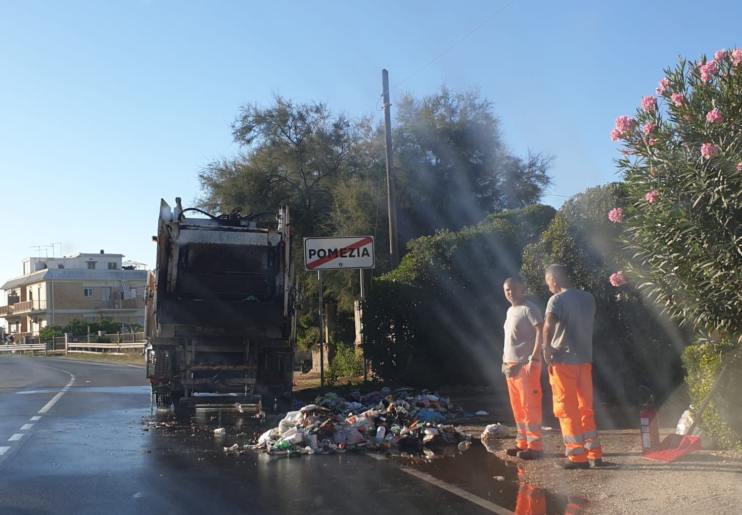 incendio mezzo raccolta rifiuti a Torvaianica