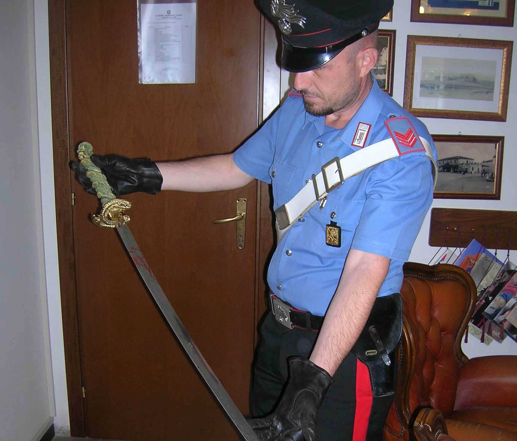 Carabiniere con una katana usata per minacciare i gestori di un bar a minturno