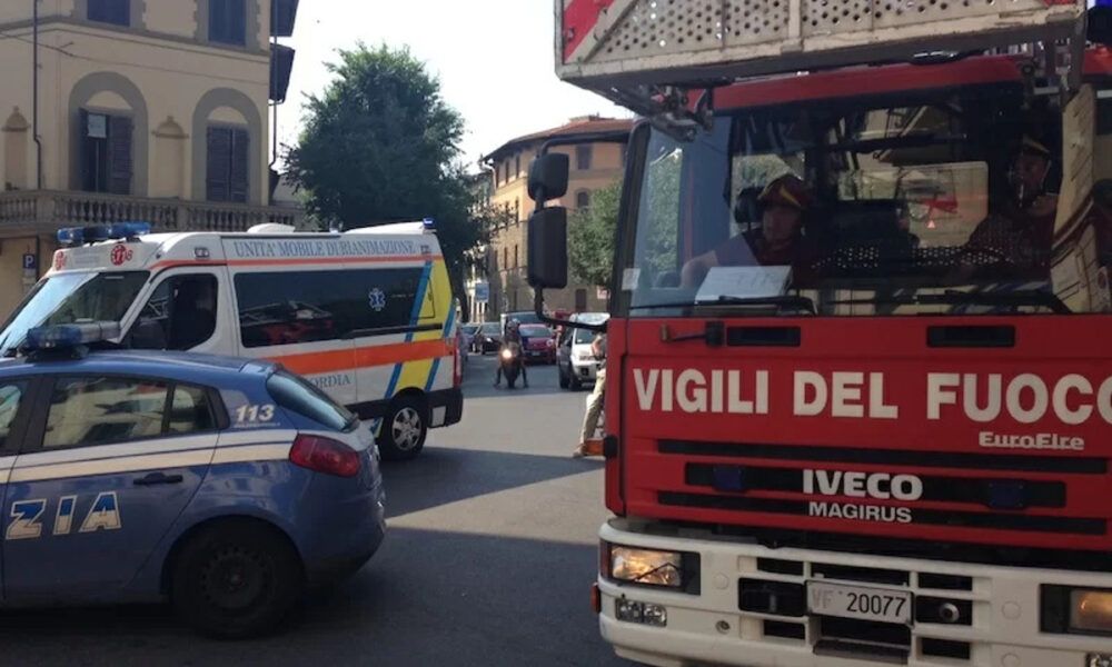 auto si schianta contro una libreria a roma