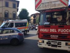 auto si schianta contro una libreria a roma