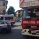 Roma, vigili del fuoco salvano bambino chiuso dentro auto