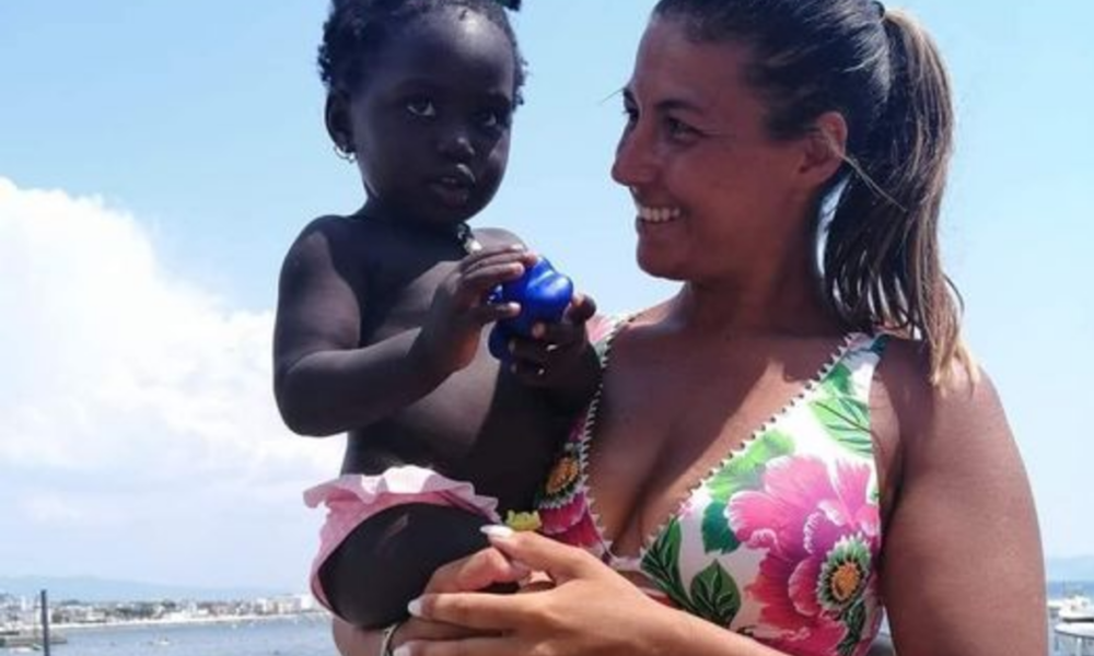 Amore e solidarietà in spiaggia, la mamma intreccia capelli e la bimba viene ‘adottata’: la vera storia di Sonia