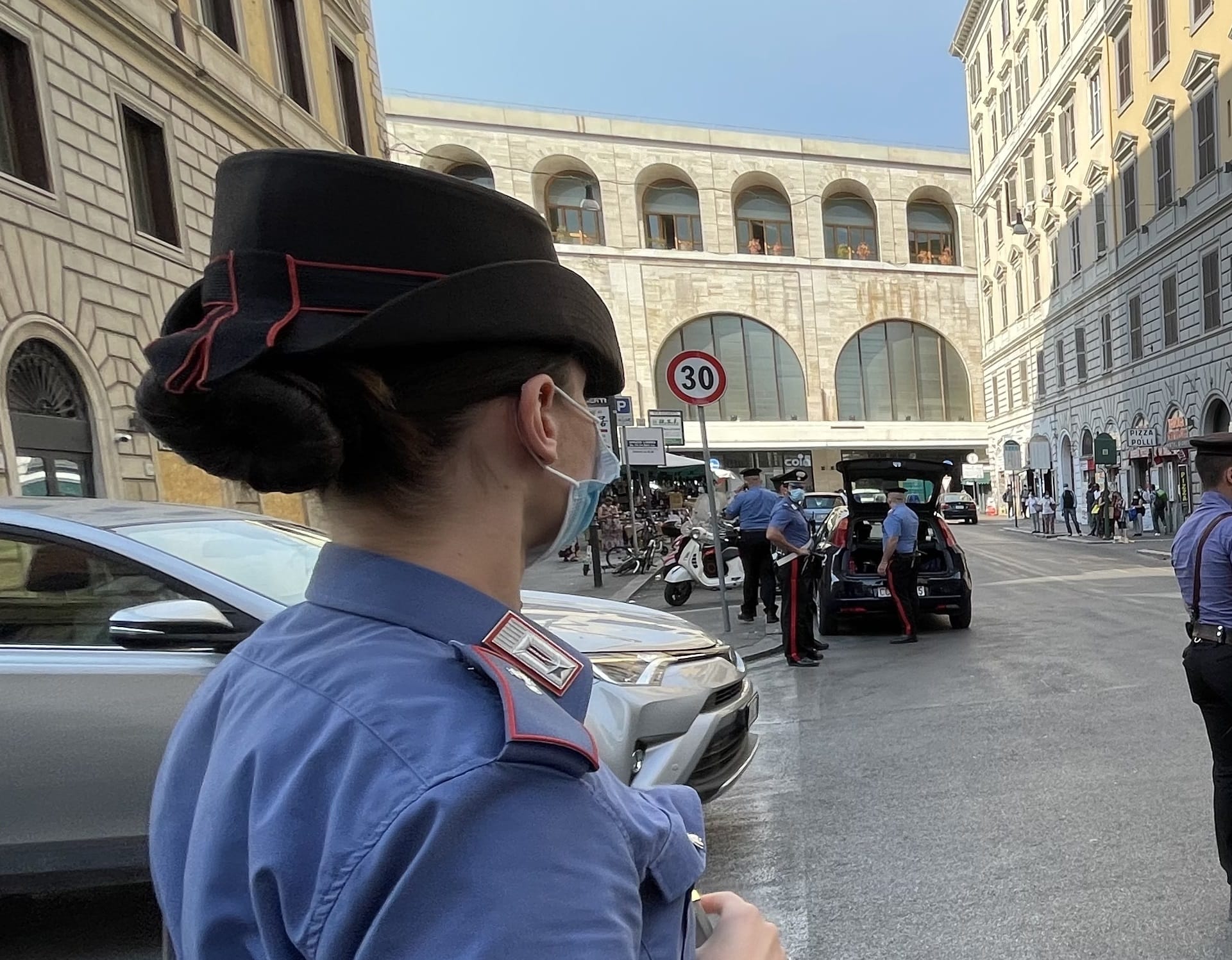 Carabinieri impegnati nei controlli a Termini a Roma
