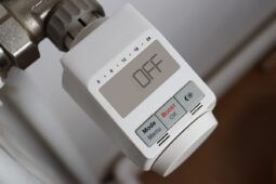 Termosifone spento per il caro consumi