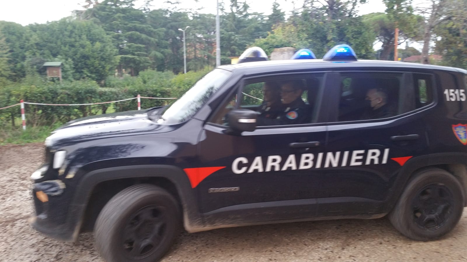 Sorpresi dai Carabinieri mentre alimentavano un rogo tossico utilizzando un escavatore sequestrato