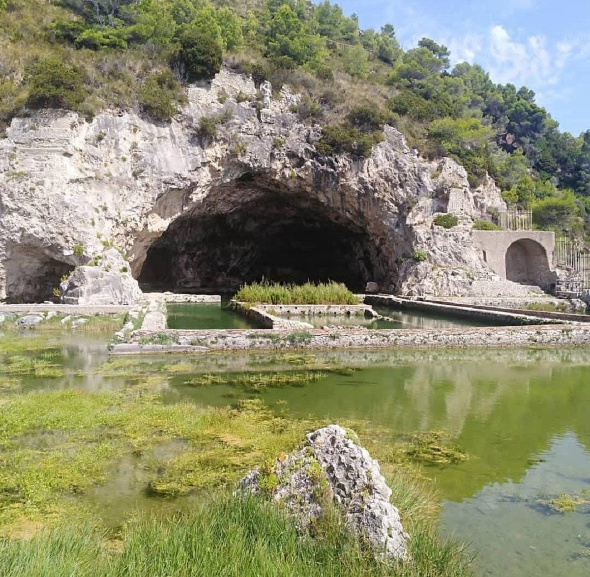 In volo con i droni sulle bellezze dell'Italia. La grotta di Tiberio a Sperlonga