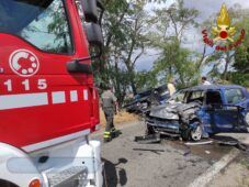 incidente tre 3 vetture a Fiumicino, intervento dei Vigili del Fuoco