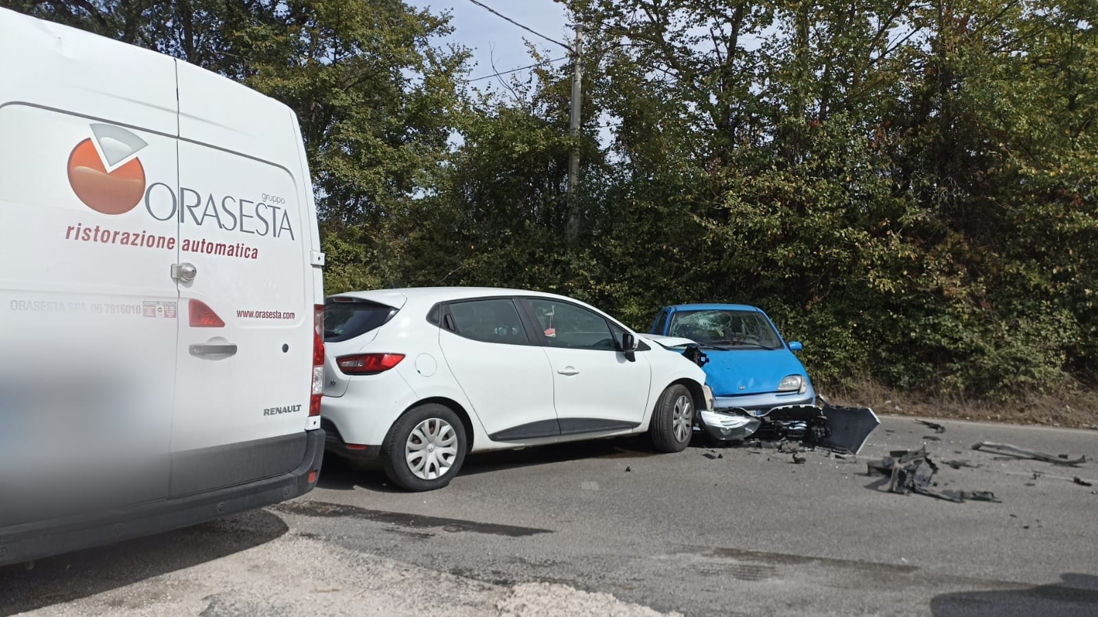 Incidente sulla Laurentina, scontro tra due auto