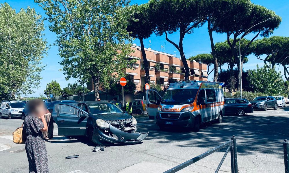 Auto incidentata a Torvaianica all'incrocio tra Viale Odessa e Viale Italia