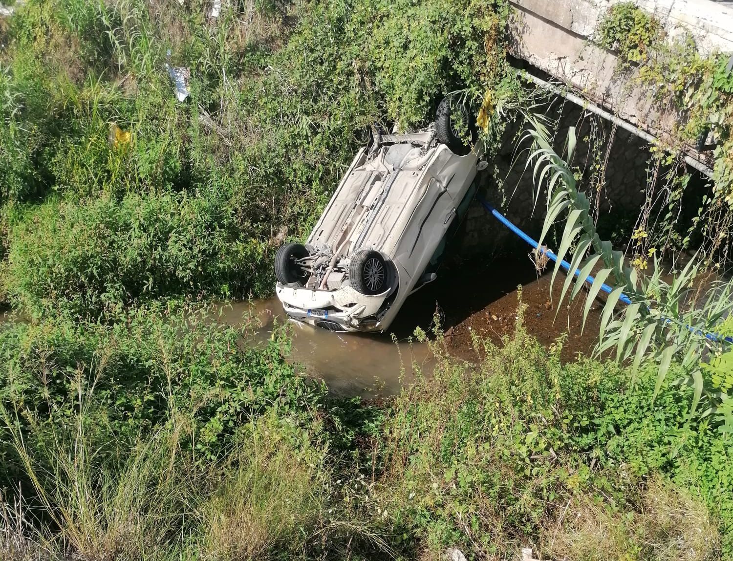 Incidente Ardea auto finisce in un canale Via Strampelli