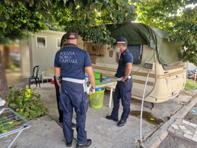 Polizia locale nel campo rom