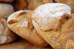 violenta rissa in strada tra il titolare di una panetteria e un cliente