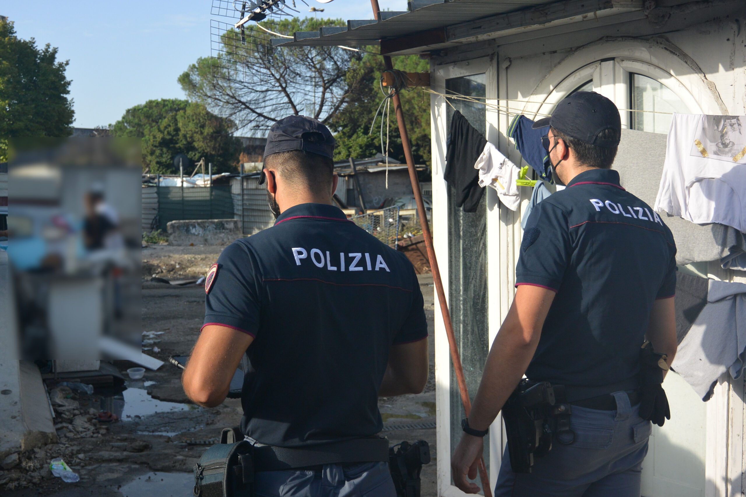 La polizia nel campo rom di via Salviati