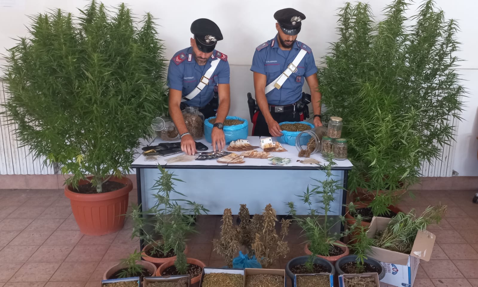 i Carabinieri con la droga sequestrata a Tor De Cenci