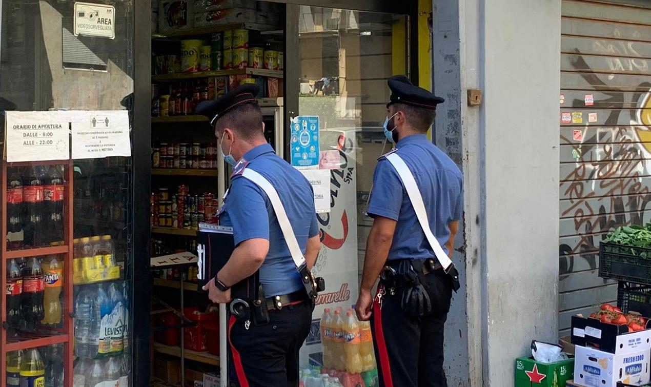 Rapina un minimarket armato di coltello