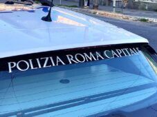 polizia locale smantella discarica abusiva trovata in un condominio