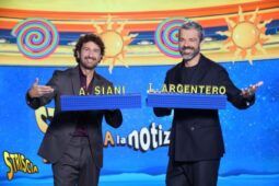 Striscia la Notizia 2022: alla conduzione Alessandro Siani e Luca Argentero