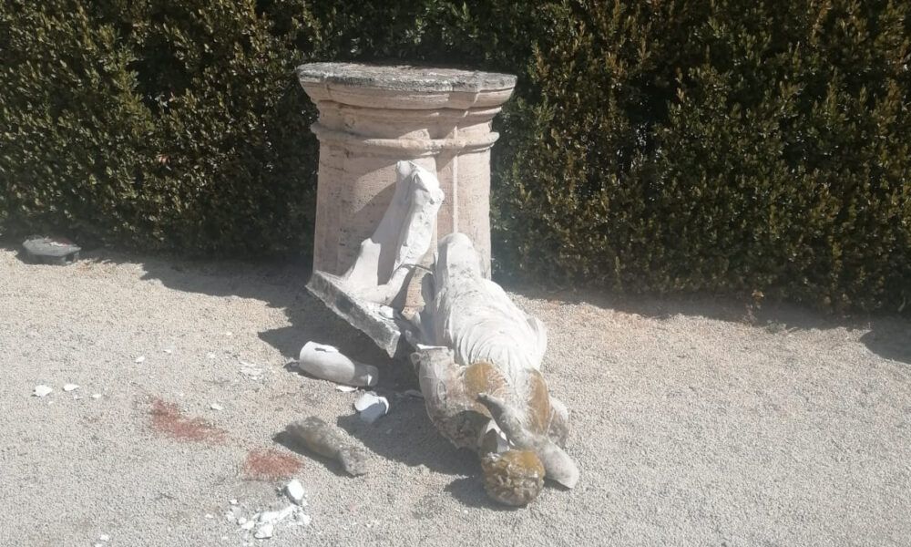 Statua danneggiata Villa Borghese