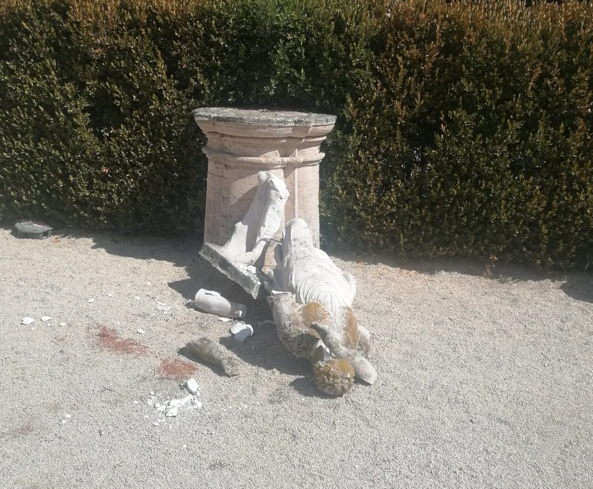 Statua danneggiata Villa Borghese