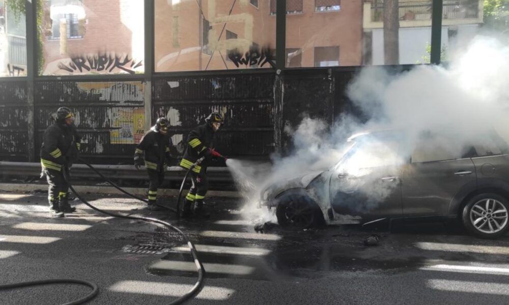 auto in fiamme tangenziale