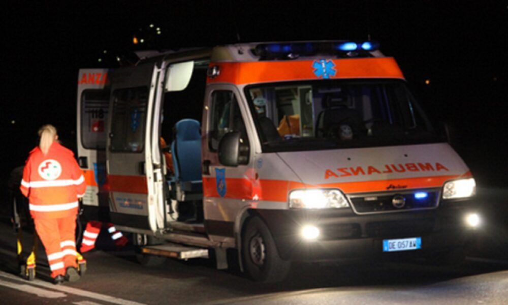 Roma, incidente in viale Kant, violento scontro auto scooter: due ragazzi in fin di vita Roma, incidente in viale Kant, violento scontro auto scooter: due ragazzi in fin di vita