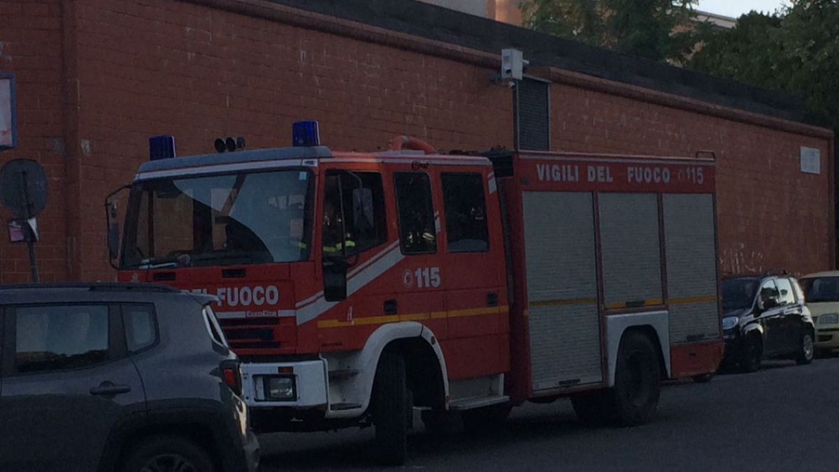 Vigili del fuoco per l'ascensore bloccato