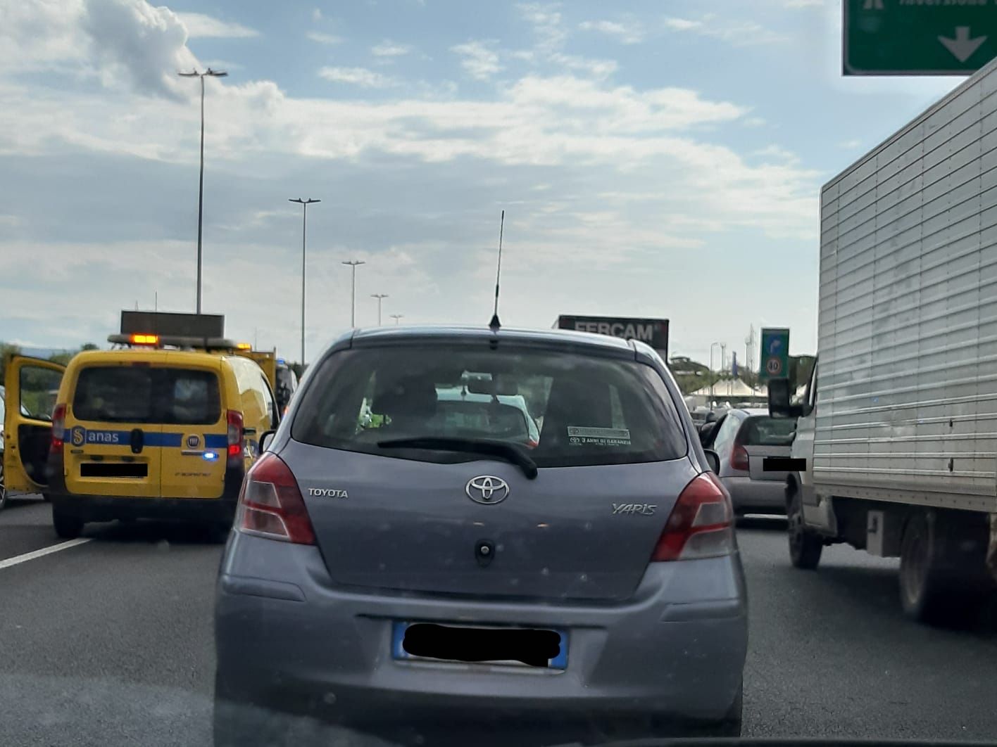 Roma, grossa perdita d'acqua questa notte in Corso Francia: carreggiata chiusa e disagi alla circolazione.