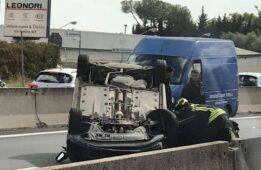 incidente via Pontina oggi auto ribaltata