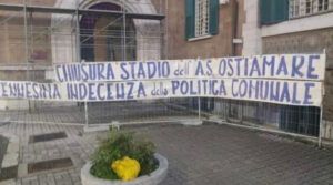 Striscione contro la chiusura dell'impianto dell'Ostia Mare a Ostia