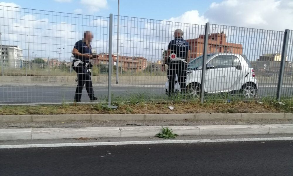 Agenti polizia locale rilevano incidente via della sorbona