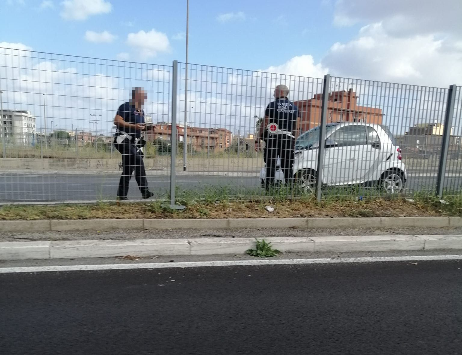 Agenti polizia locale rilevano incidente via della sorbona