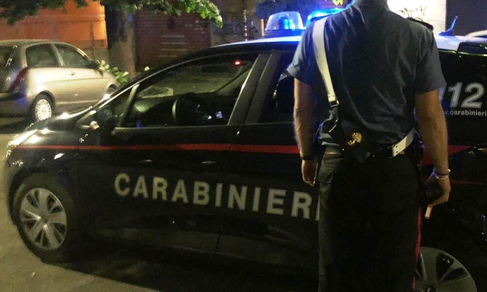 Pomezia, accoltella il padre per soldi