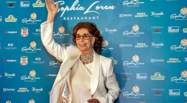 Sophia Loren a Milano davanti al ristorante dedicato a lei