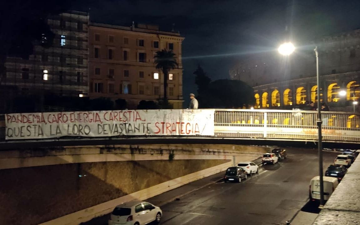 Striscione della Rete dei Patrioti attaccato al Colosseo