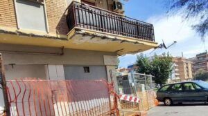 Balcone che si sbriciola a Nuova Ostia