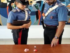 Carabinieri con la droga sequestrata ad Aprilia