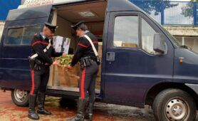 I Carabinieri con la marijuana sequestrata