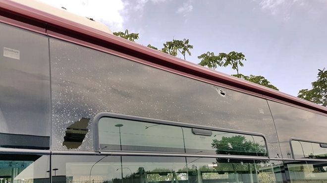 Sassaiola contro autobus a Roma