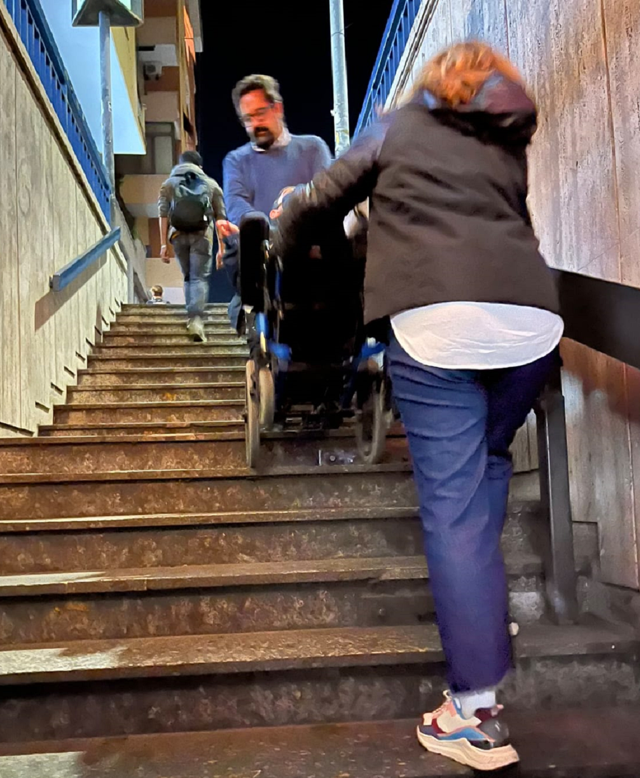 Disabile in carrozzina trasportato in braccio per le scale della metropolitana