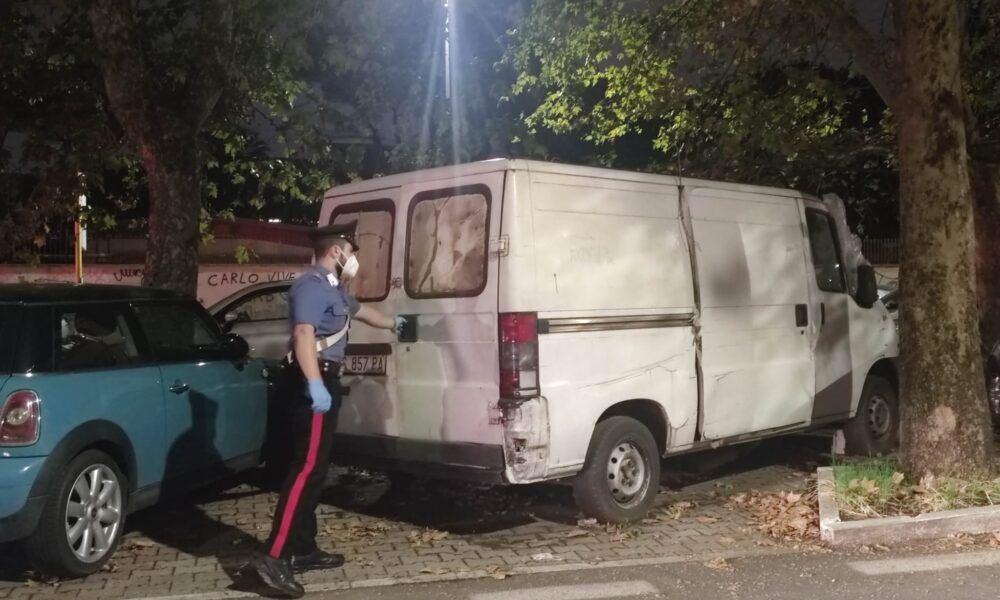 Carabiniere con il furgone dove viveva la vittima al don bosco