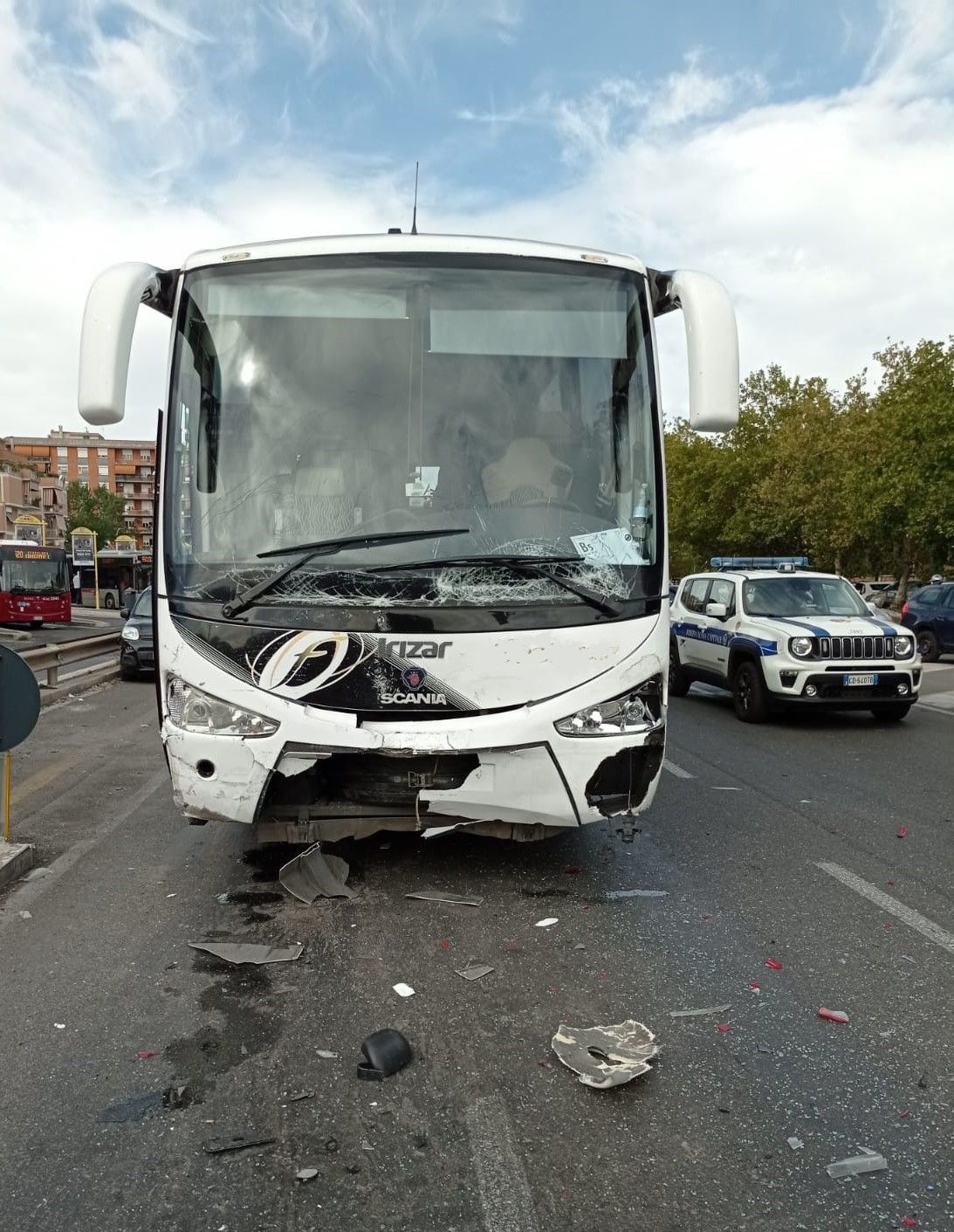 Bus danneggiato a seguito dell'incidente in viale Togliatti