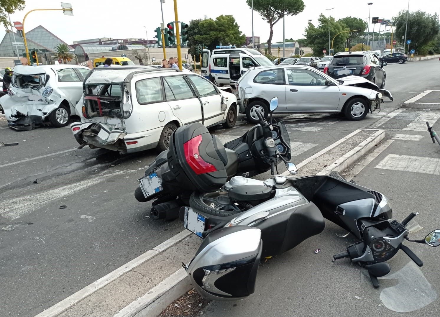 Due scooter a terra a causa del maxi-incidente questa mattina in viale Togliatti