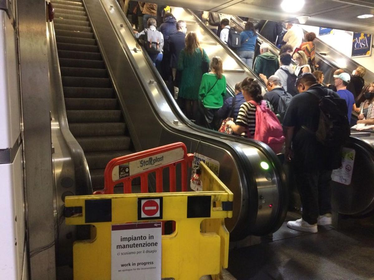 Scala mobile guasta a Roma e pendolari della metro di roma