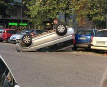 Auto ribaltata a Piazza dei Condottieri oggi