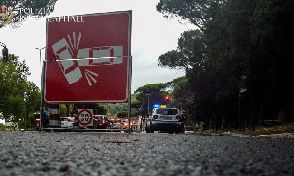 Roma, ennesimo incidente, ancora uno scontro auto scooter: 21enne in codice rosso