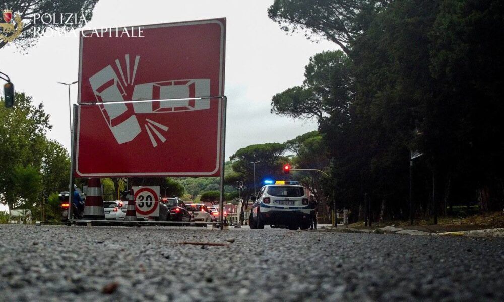 Paura a Roma, pullman dell’Esercito investe pedone sui binari del tram: 35enne in codice rosso Paura a Roma, pullman dell’Esercito investe pedone sui binari del tram: 35enne in codice rosso